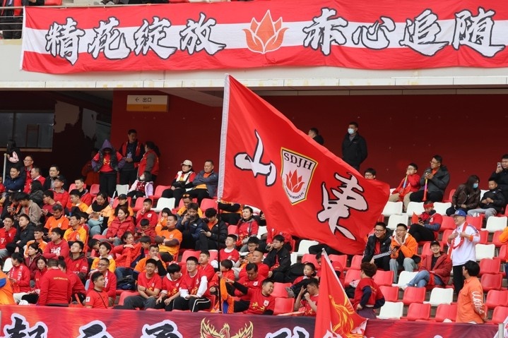 主場上萬名球迷的吶喊助威，給山東體彩女足征戰(zhàn)女超增添了能量與動力